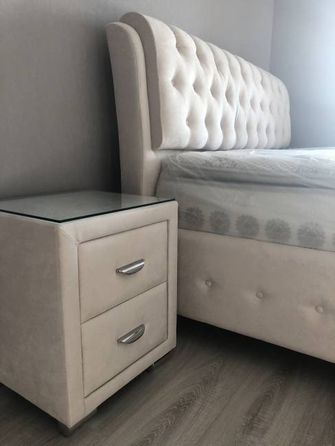 Тумба Orma Soft 2 со стеклом в интерьере в цвете светлый велюре